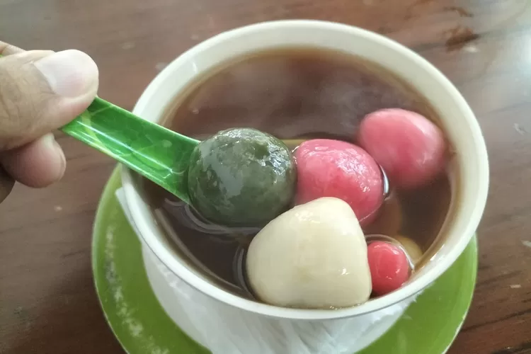 Wedang Ronde Legendaris di Gang Aut Bogor: Kenikmatan Tradisional dari Ibu Neneng