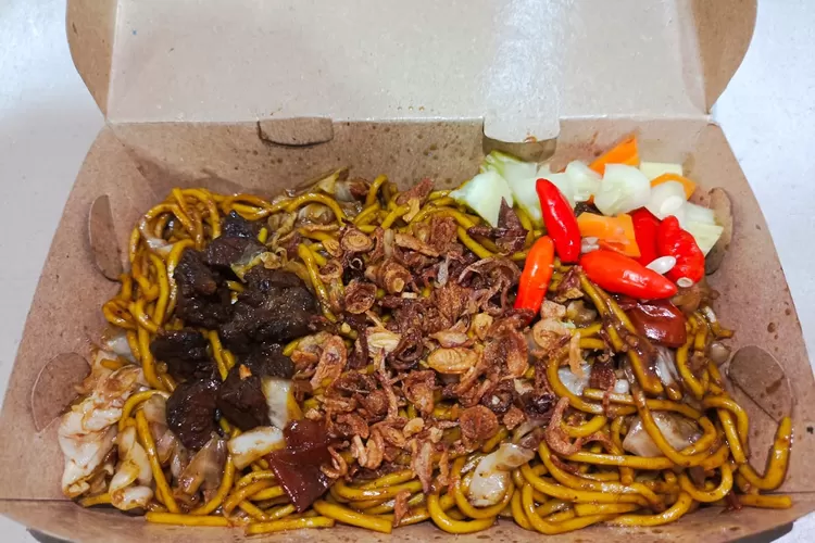 Mie Tek-Tek Tampomas: Warkop Hits di Bogor yang Selalu Ramai Pengunjung