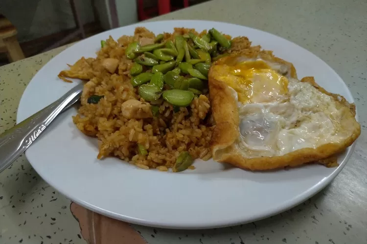 Nasi Goreng Pete Legendaris di Bogor Guan Tjo: Bumbu Sederhana, Rasa Tak Tertandingi Sejak 1965