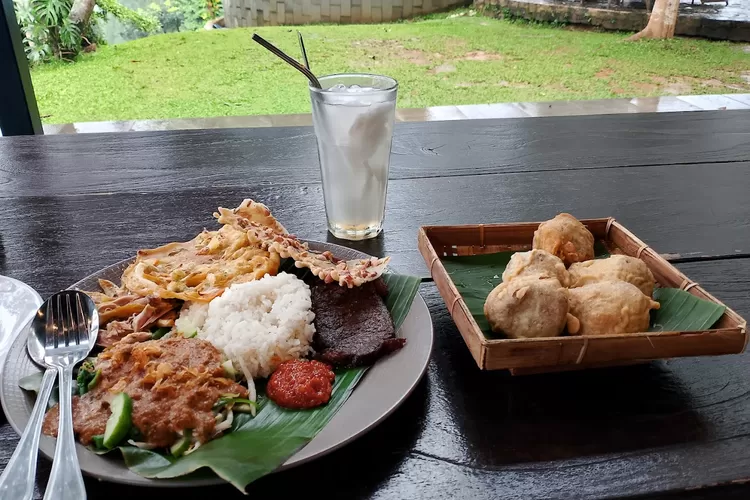 Serasa Liburan di Puncak, Tapi Tetap Dekat! Resto di Sentul Ini Komplit Banget 