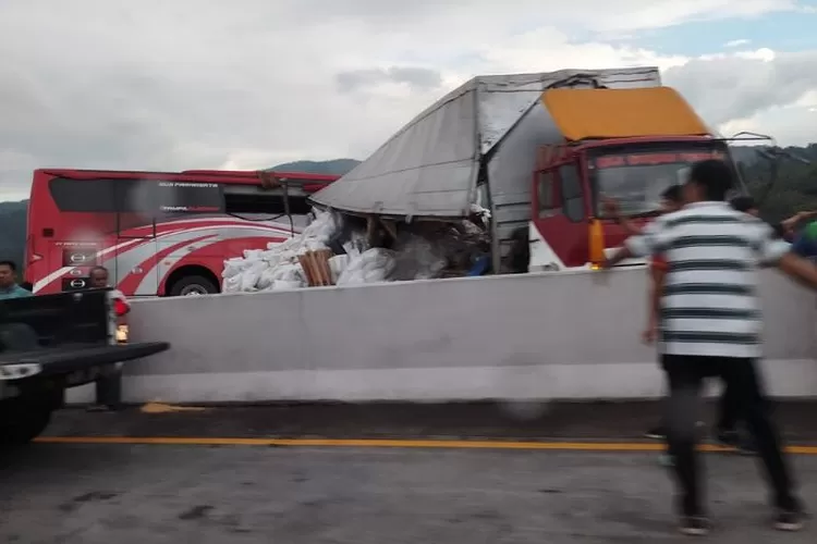 6 Fakta Kecelakaan Bus SMP Bogor Tabrak Truk di Tol Malang: Empat Orang Tewas (X.com/ @chitradityana)