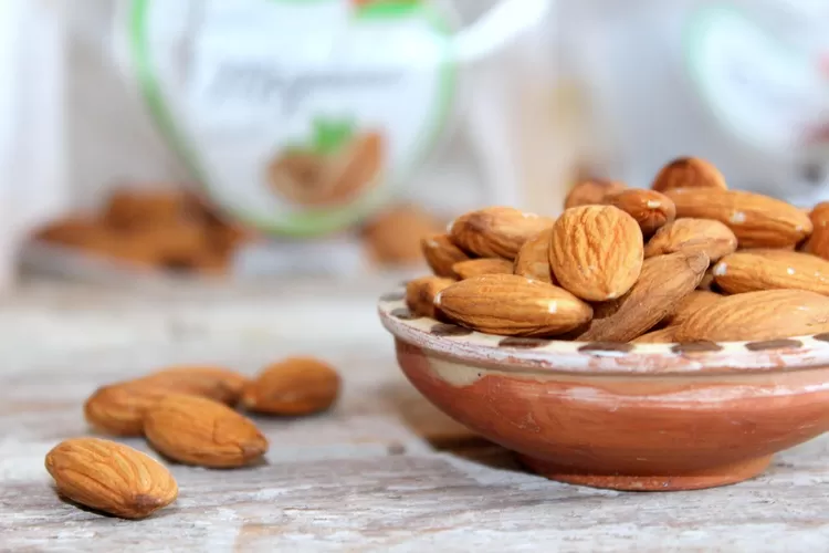 Almond, Salah Satu Camilan yang Dipercaya Bawa Keberuntungan Saat Tahun Baru Imlek. (Pixabay/Turenza)