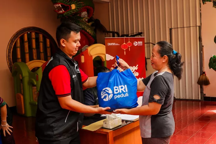 BRI Peduli Salurkan 2.000 Paket Sembako untuk Warga di Tangerang dan Singkawang