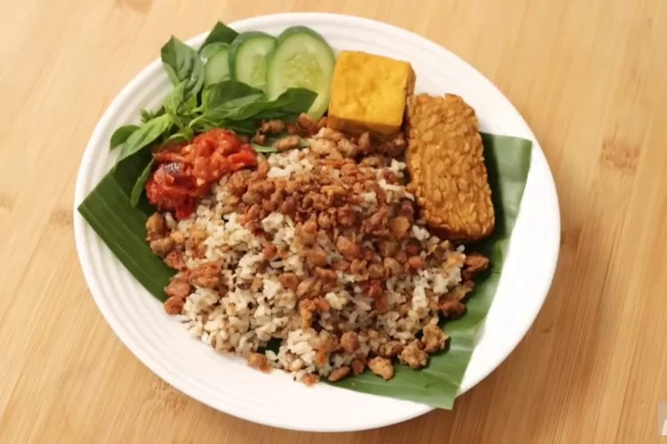 Resep Nasi Tutug Oncom Khas Sunda Ala Chef Devina, Gurih Kriuk Bikin Nagih! (YouTube.com/@Devina Hermawan)