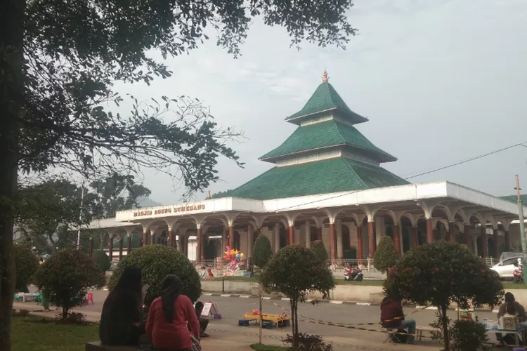 Ragam Kegiatan Akhir Pekan di Sekitar Masjid Agung Sumedang, Mulai Dari Senam hingga Mewarnai (AYOBOGOR.COM/Ryan Sujana)