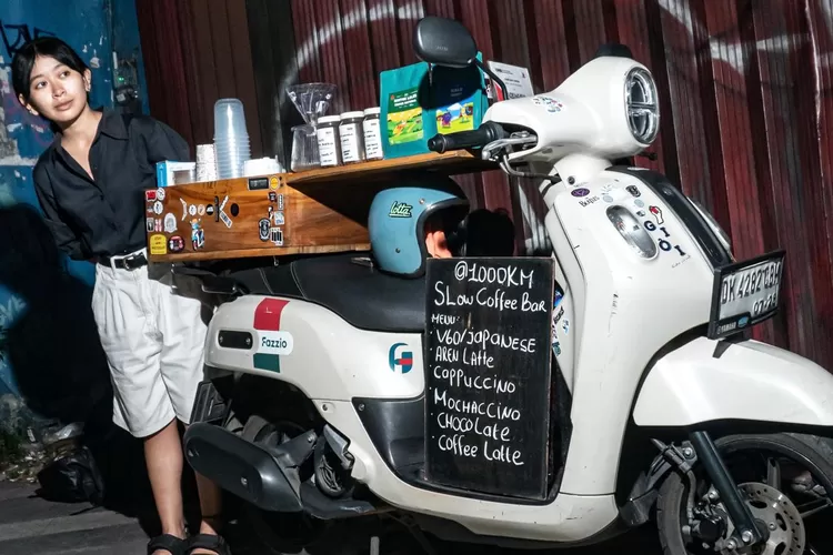 Gek Cantik dari Bali Jual Kopi Otentik di Depok dengan Motor Fazzio