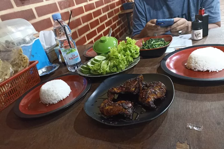 Ayam Bakar Kecap Pedas dan Nasi Timbel Terbaik di Puncak, Harga Ramah Kantong!
