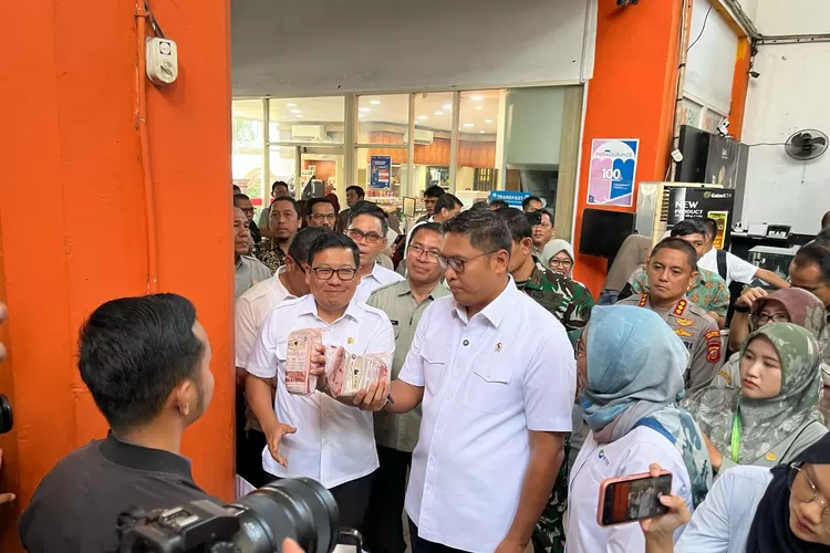 Jelang Ramadan, Wamentan Pantau Operasi Pasar Pangan Murah di Dua Lokasi di Bogor