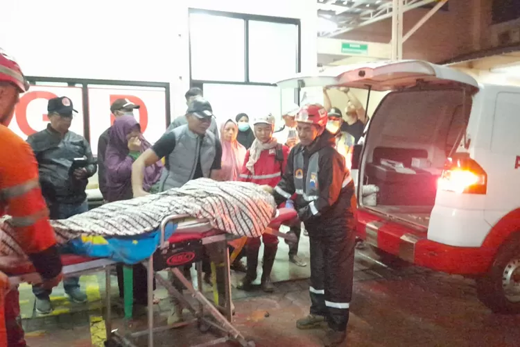 Anaknya Meninggal Dunia Tertimpa Longsor Tembok Penahan Tanah di Ciluar Bogor, Novi Dilarikan ke Rumah Sakit