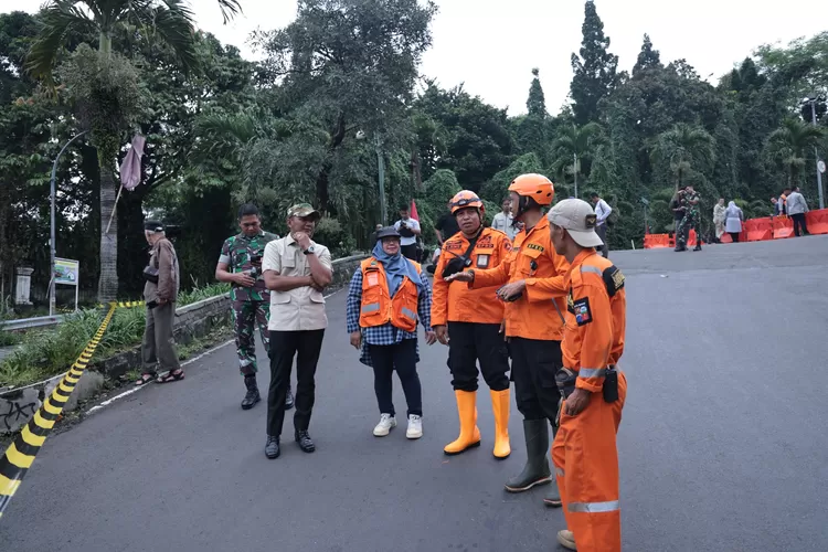 Wakil Wali Kota Bogor Jenal Mutaqin saat Tinjau Longsor di Batutulis. (Ist)