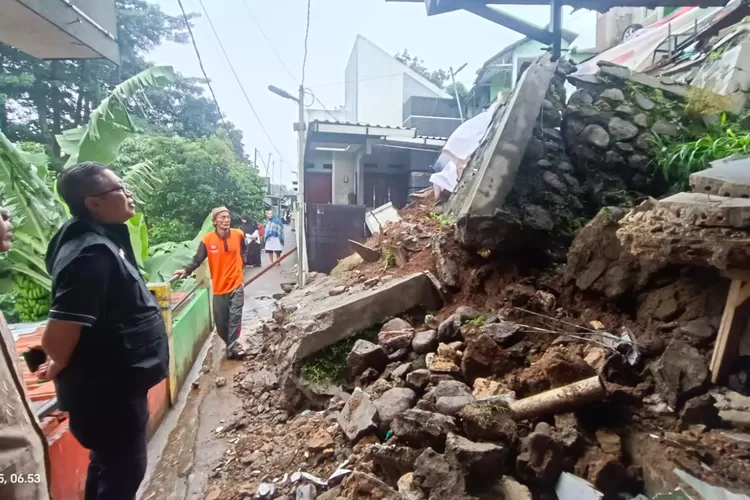 Longsor di Parung Jambu Kota Bogor Akses Warga Tertutup Material Longsor!