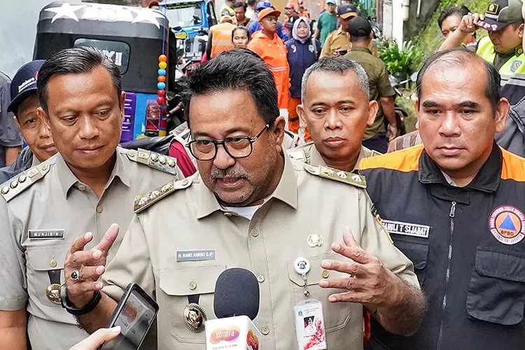 Disorot Publik karena Mantau Banjir Pakai Perahu Karet, Segini Harta Kekayaan Rano Karno Wakil Gubernur DKI Jakarta (beritajakarta.id)