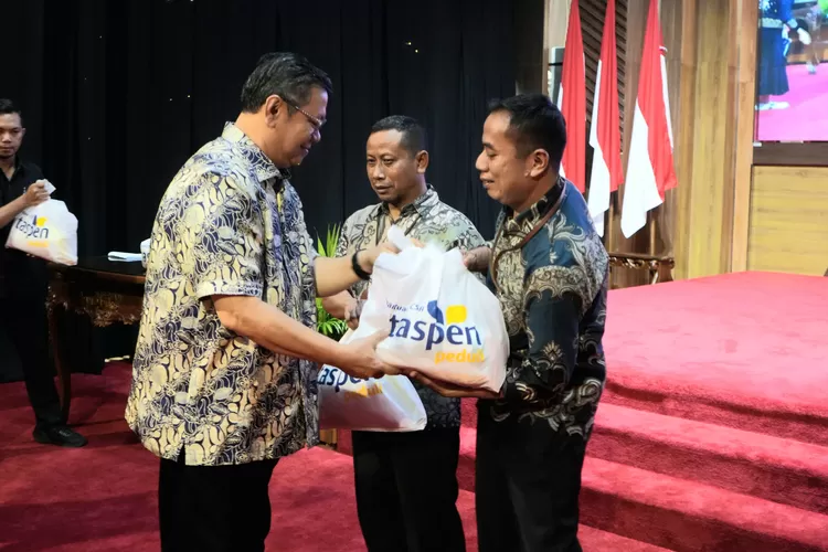 TASPEN (Persero) menyalurkan 7.300 paket sembako gratis di lingkungan kementerian/lembaga dan kantor cabang TASPEN di seluruh Indonesia.