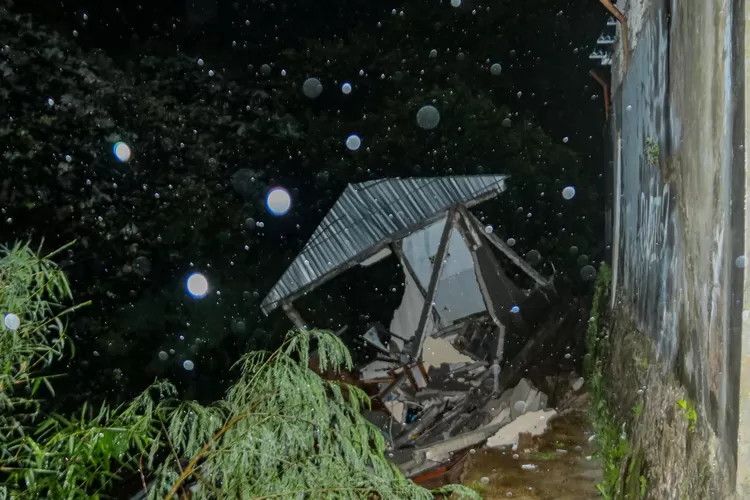 Hujan Deras di Bogor Dua Lansia Selamat dari Longsor, Korban Dibawa Lari ke Rumah Sakit