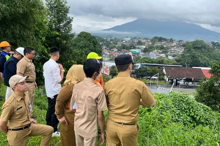 Wali Kota Bogor, Dedie Rachim, Tinjau Lokasi Longsor di Batutulis. (AYOBOGOR.COM/Husnul Khotimah)