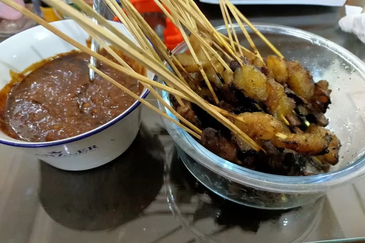 12 Makanan Hits dan Legendaris di Bandung yang Wajib Kamu Coba, Dari yang Kekinian hingga yang Sudah Terkenal Sejak Dulu!