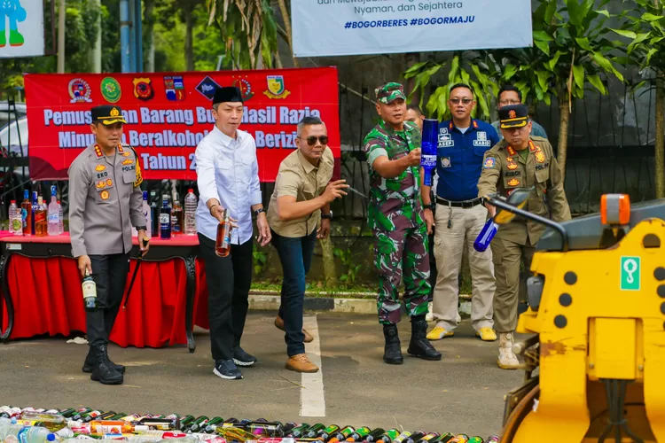 Ribuan Miras Tanpa Izin Hasil Operasi Ramadan Dimusnahkan di Kota Bogor!