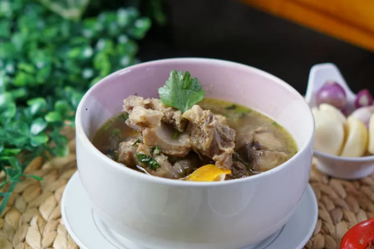 Ilustrasi Sop Buntut - 5 Sop Buntut Paling Enak di Bogor, Cocok Dinikmati Saat Musim Hujan! (Pexels/Arief Setiawan)