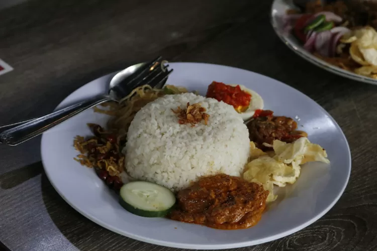 Ilustrasi Nasi Uduk - 5 Kuliner Malam di Bogor yang Lagi Hits dan Selalu Ramai Pengunjung, Wajib Coba! (Unsplash/Aldrin Rachman Pradana)