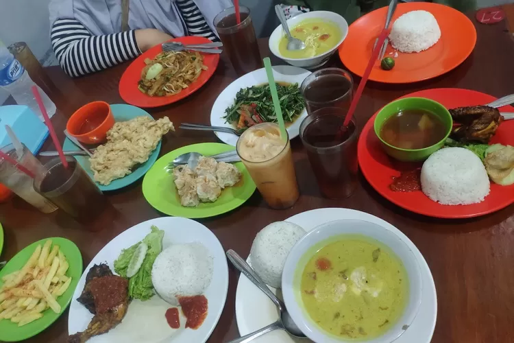 Tempat Makan Paling Ramai Incaran Mahasiswa dengan Harga Terjangkau di Depan Univ Pakuan Bogor
