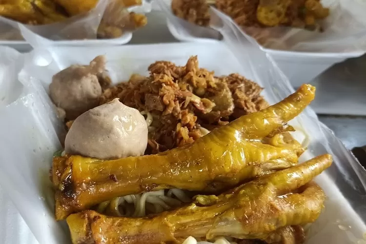 Tempat Makan Mie Ayam Legendaris di Bogor Cuma Rp17 Ribu Bikin Perut Kenyang!