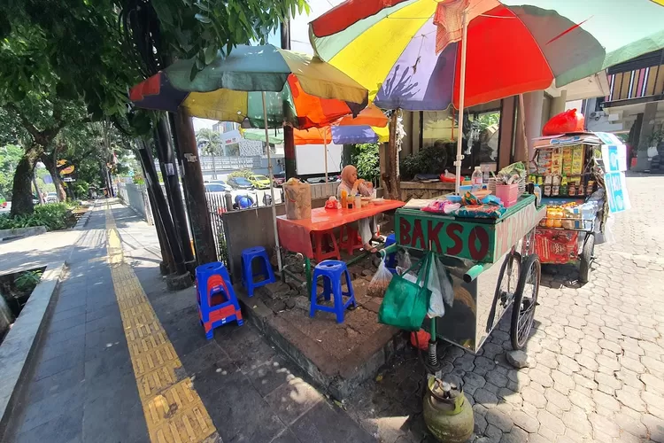 Bakso Bening Legendaris di Depan Pizza Hut Baranangsiang: Dari Gerobak Pikul hingga Jadi Favorit Warga Bogor