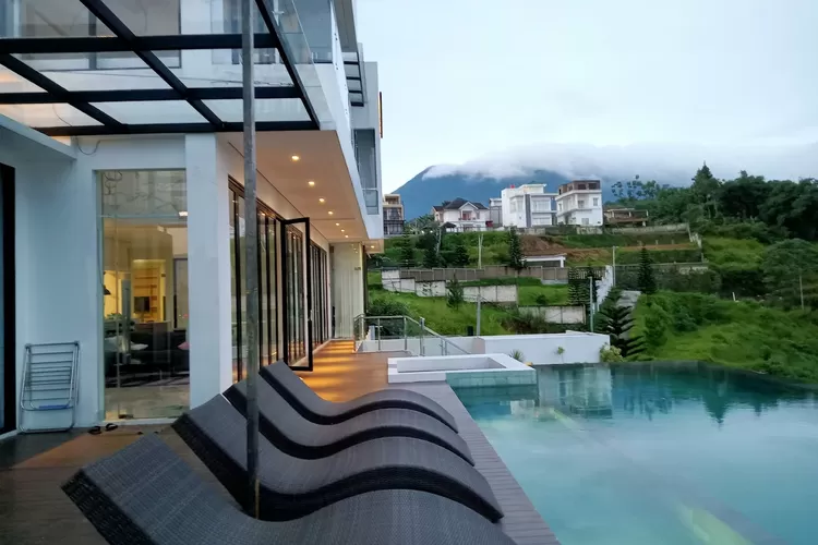 Tempat Staycation Anti Macet di Puncak Bogor, Surga Liburan dengan Private Pool Air Hangat dan View Gunung Gede