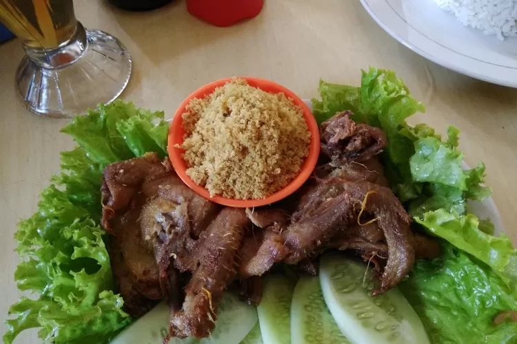 Ayam Gepuk Eco Raos, Warung Sederhana yang Sudah Puluhan Tahun Bertahan dengan Rasa Juara