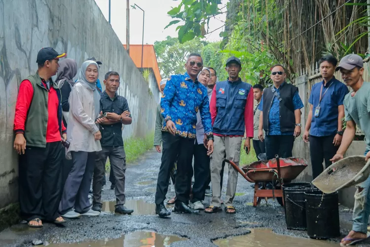 Wakil Wali Kota Bogor, Jenal Mutaqin, turun langsung ke lokasi pengerjaan pengaspalan di Jl Ashari Raya. (kotabogor.go.id)