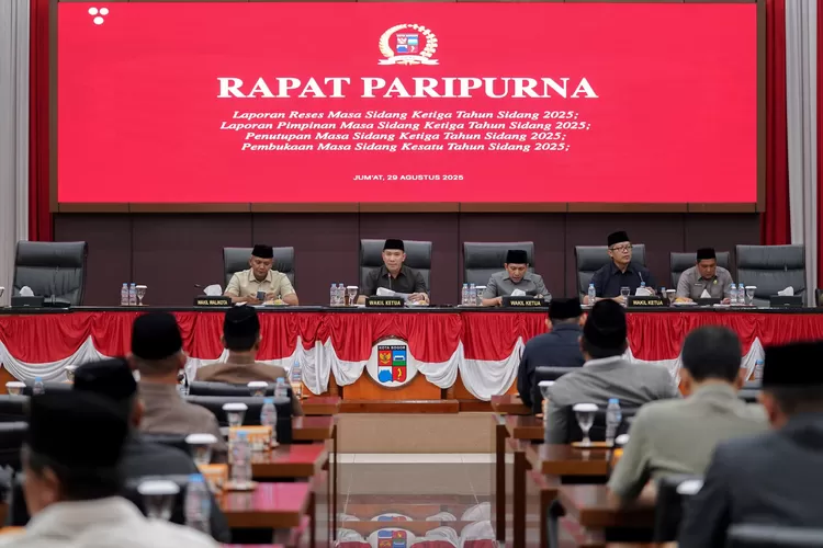 DPRD Kota Bogor resmi menutup masa sidang III 2025. Laporan kinerja, hasil reses, dan pembahasan Raperda disampaikan untuk pembangunan kota.