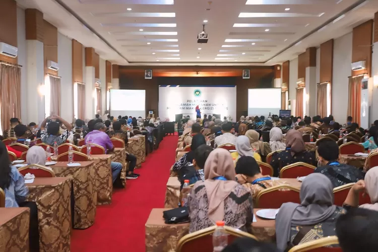 BGN latih 35.000 penjamah pangan di Pulau Jawa untuk memperkuat penerapan standar keamanan, higienitas, dan mutu makanan bergizi demi mendukung kesehatan masyarakat.