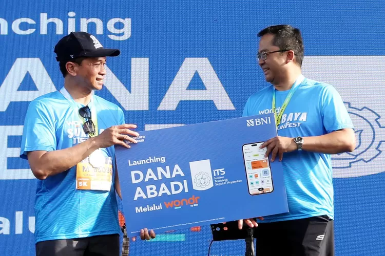 Direktur Kelembagaan BNI Eko Setyo Nugroho bersama Rektor ITS Prof. Bambang Pramujati meluncurkan Dana Abadi ITS melalui wondr by BNI guna mendorong filantropi pendidikan digital di Indonesia.