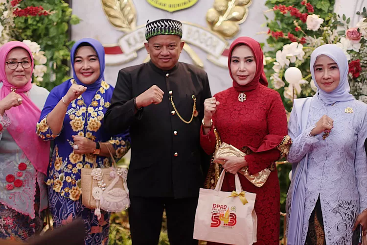 Ketua Kadin Kabupaten Bogor Sintha Dec Checawaty bersama jajaran, berpose dengan Mulyadi Anggota Komisi&nbsp;XI&nbsp;DPR&nbsp;-&nbsp;RI (Ayobogor.com/Ali Zulhaj)