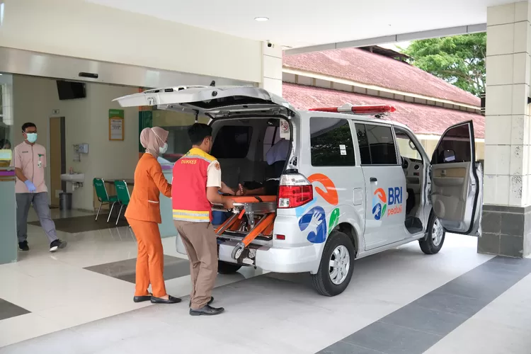 BRI melalui program TJSL BRI Peduli menyalurkan 200 unit ambulans ke berbagai fasilitas kesehatan di Indonesia dalam rangka Hari Kesehatan Nasional 2025, sebagai wujud dukungan terhadap pemerataan layanan kesehatan dan kinerja tenaga medis di daerah.