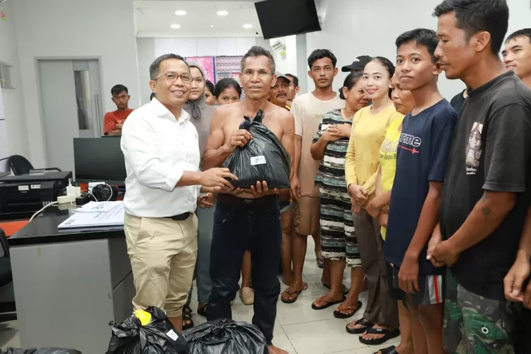 Relawan BRI Peduli menyalurkan ribuan bantuan dan perahu karet bagi warga terdampak banjir bandang di Sumut dan Sumbar sebagai dukungan pemulihan.