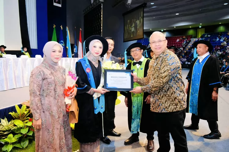 bank bjb menyalurkan beasiswa S2 bagi lulusan terbaik Universitas Ekuitas Indonesia, menegaskan komitmen dalam mendukung pendidikan dan pengembangan SDM.