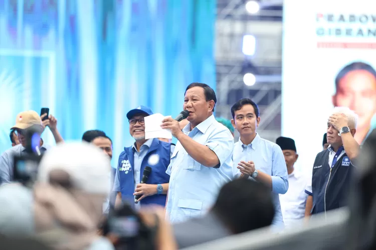 Puluhan Ribu Warga Jabar Teriak 'Prabowo' Meski Diguyur Hujan di Stadion Bandung (PRess RIlis)