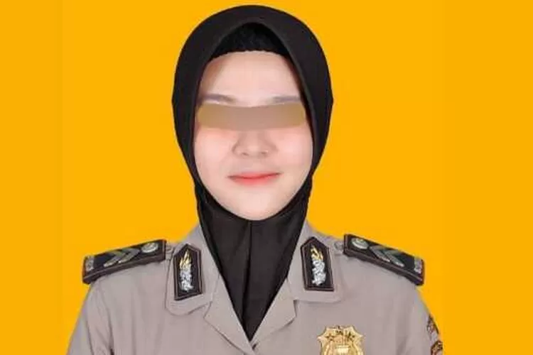 Briptu Fadhilatun Nikmah (FN), yang telah ditetapkan sebagai tersangka dalam kasus pembunuhan Briptu RDW, saat diamankan oleh pihak kepolisian. Kasus ini menjadi sorotan publik karena melibatkan anggota polisi dan kekerasan dalam rumah tangga