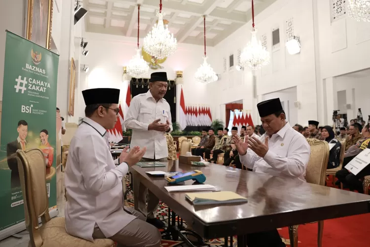 Presiden Prabowo Subianto menyerahkan zakat fitrah melalui Baznas.