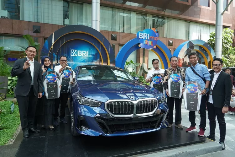 BRI serahkan hadiah BRImo FSTVL 2024 kepada nasabah setia. Pemenang bawa pulang BMW, Hyundai, hingga tabungan emas. (Dok. Bank BRI)