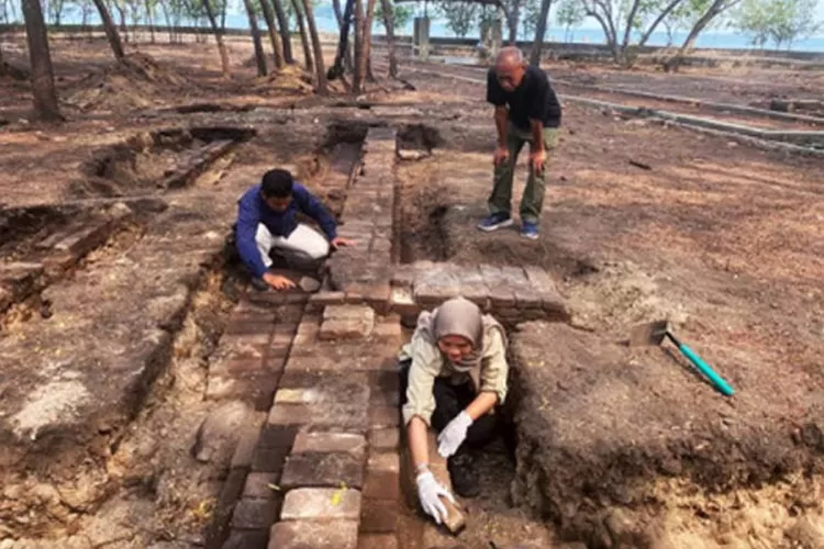 Peneliti Arkeologi melakukan penggalian benda bersejarah di Pulau Onrust, Kepulauan Seribu, DKI Jakarta.  (DISKOMINFOTIK DKI Jakarta)