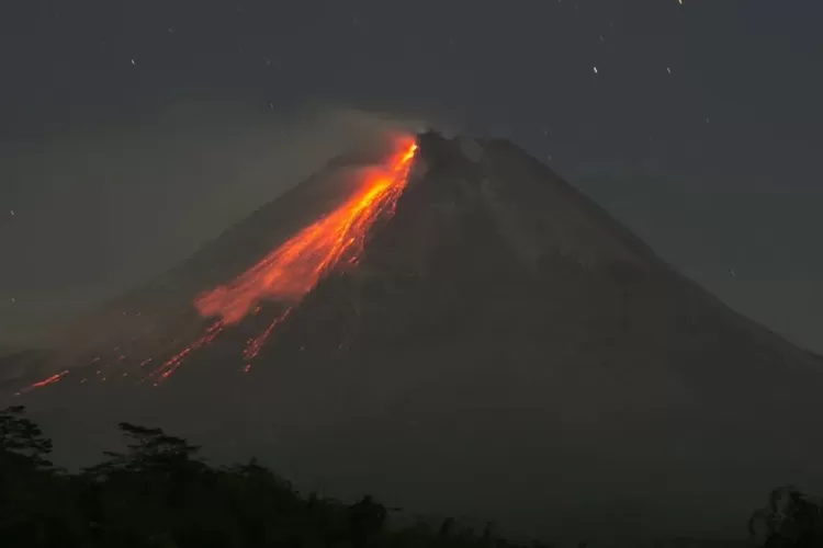 Gunung Merapi Luncurkan Lima Kali Guguran Lava Sejauh 1 Kilometer ...