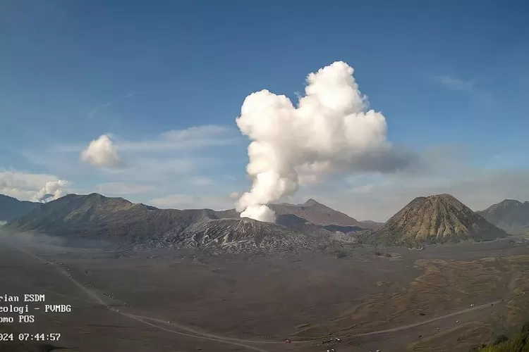 Kawah Gunung Bromo di Provinsi Jawa Timur mengeluarkan asap putih tebal pada Selasa, 9 Januari 2024. (PVMBG)