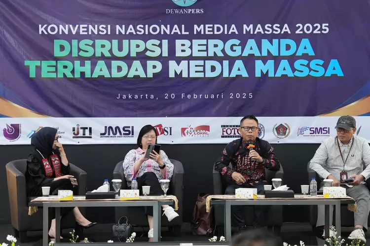 Ketua Komite Tanggung Jawab Perusahaan Platform Digital untuk Mendukung Jurnalisme Berkualitas Suprapto Sastro Atmojo (kedua dari kanan) memberi paparan dalam sesi diskusi Konvensi Nasional Media Massa. (Komite Publisher Rights)