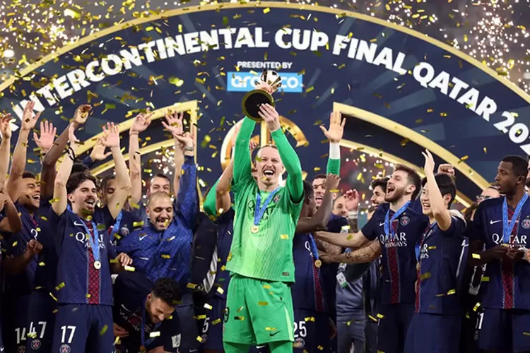 PSG mengangkat trofi FIFA International Cup 2025 setelah mengalahkan Flamengo di Ahmad Bin Ali Stadium, Al-Rayyan, Qatar, Rabu (17/12/2025) malam waktu setempat. (foto screenshot FIFA.com)