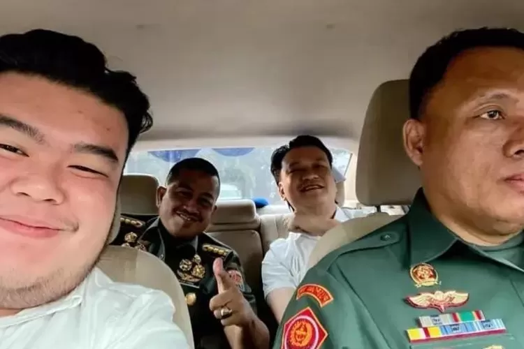 Ivan Sugianto pamer foto bareng Kolonel TNI AD. (TikTok @pakwowestobat)