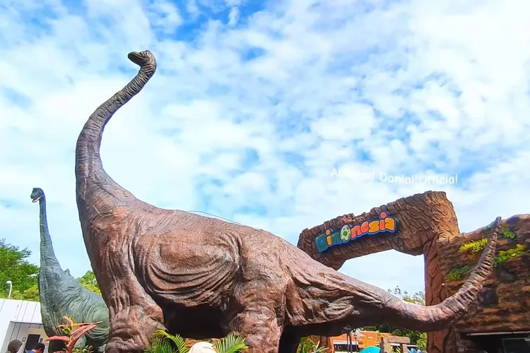 Dinonesia Cileungsi, area bermain anak dengan tema Jurassic Park  (youtube Achmad Danial Official)