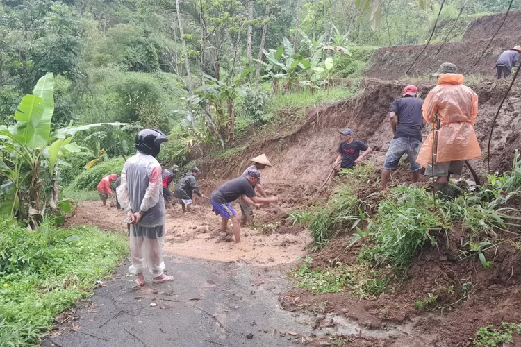 Awal Tahun 2024, 4 Bencana Longsor Terjadi Di Tasikmalaya - Ayo Tasik