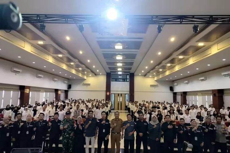 Foto bersama usai pelantikan Pengawas TPS di Kota Serang (Topmedia.co.id/Istimewa)