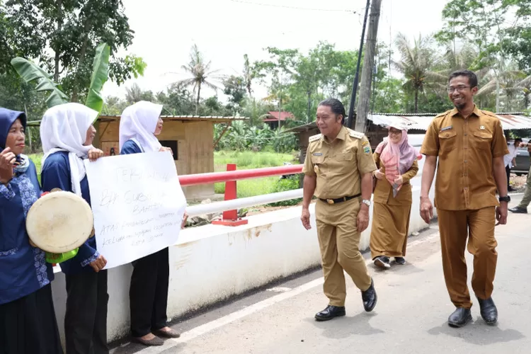 Pj Gubernur Banten, Al Muktabar ke jembatan Nyapah, Kota Serang. Foto: TOPMEDIA / Biro Adpim Banten